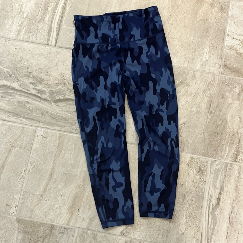 Gap Fit Eclipse Leggings. Camouflage print.